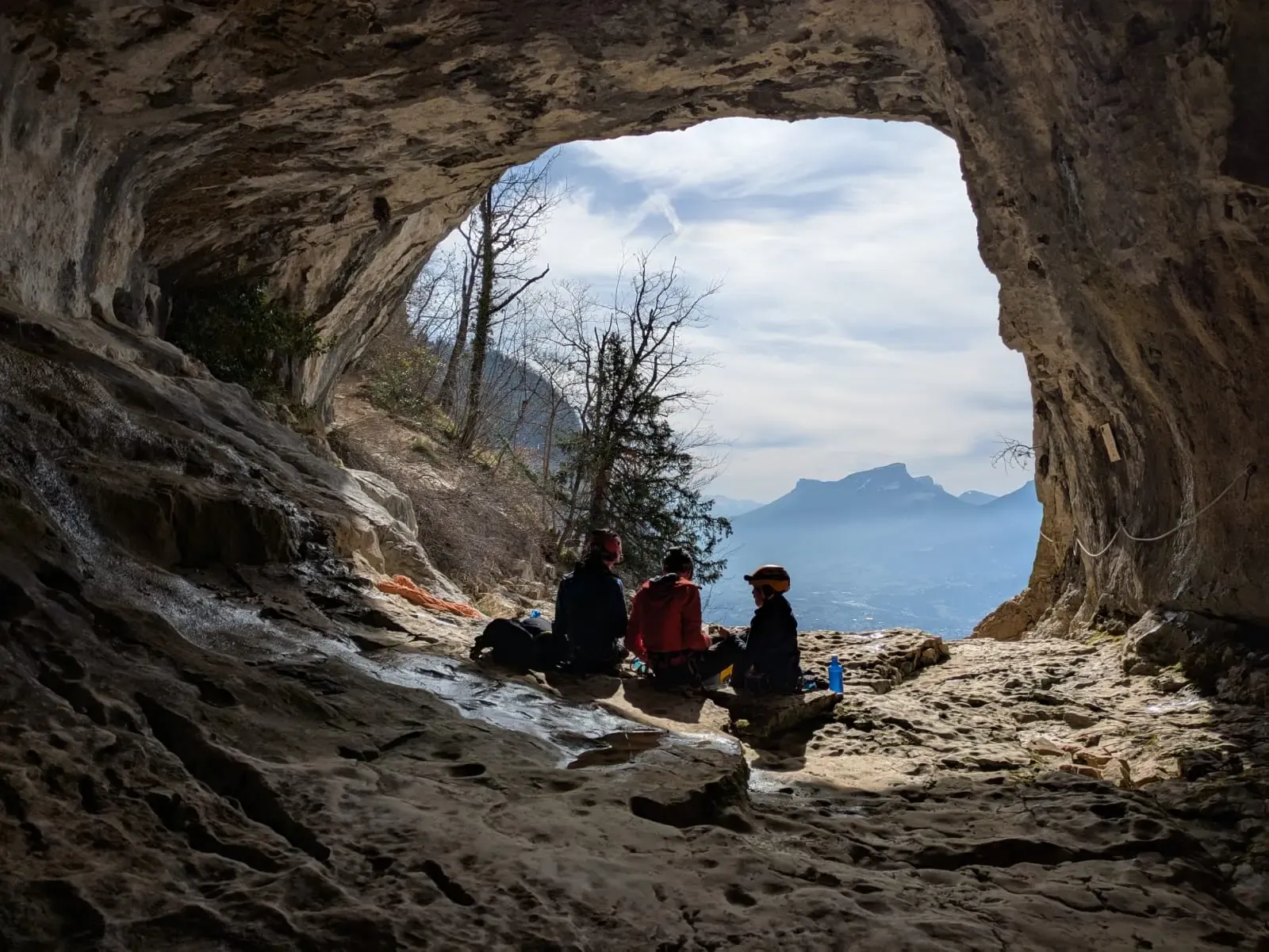Déjeuner devant l'entrée de la grotte de la Doria