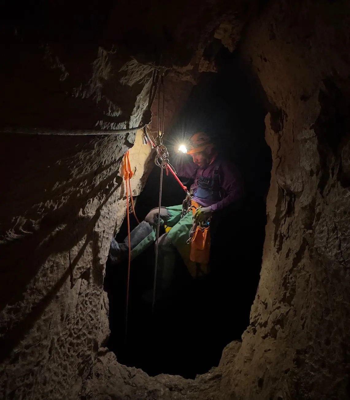 Tristan équipe un puits de 15m à la résurgence de la Diau
